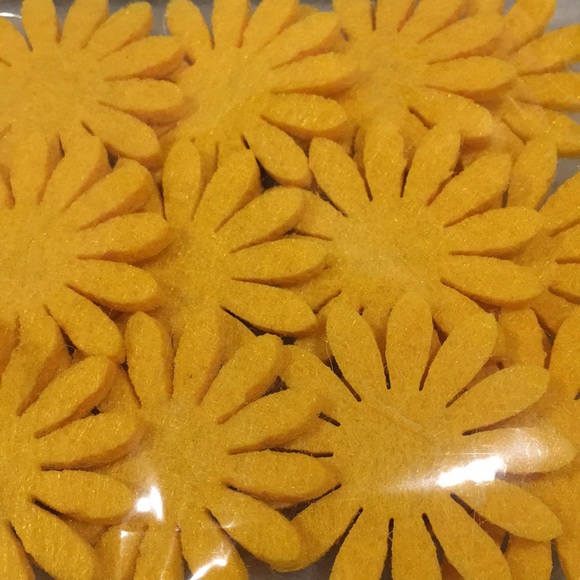 Felt Sunflowers Crafting Bundle Four Packs of 12 pceach 4cm Mini Sunflowers NWT - Picture 6 of 12